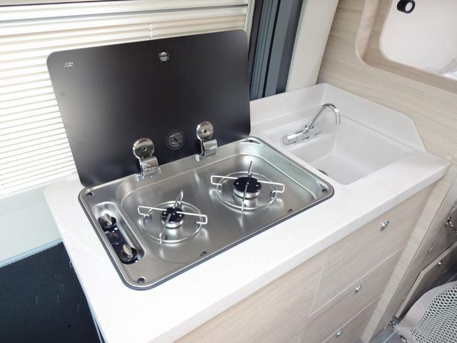 デュカト キャンピングカー　ローラーチーム　リビングストーンＫ２　バンコン　シンク　コンロ　ＤＣ冷蔵庫　トルマ燃料式ＦＦヒーター＆温水ボイラー　カセットトイレ　シャワー　ＤＣエアコン　バックカメラ　電動ステップ　レミスシェード　クルーズコントロール（11枚目）