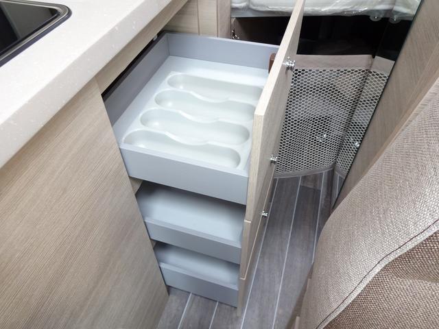 デュカト キャンピングカー　ローラーチーム　リビングストーンＫ２　バンコン　シンク　コンロ　ＤＣ冷蔵庫　トルマ燃料式ＦＦヒーター＆温水ボイラー　カセットトイレ　シャワー　ＤＣエアコン　バックカメラ　電動ステップ　レミスシェード　クルーズコントロール（12枚目）