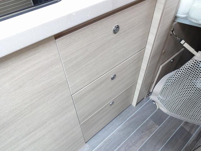 デュカト キャンピングカー　ローラーチーム　リビングストーンＫ２　バンコン　シンク　コンロ　ＤＣ冷蔵庫　トルマ燃料式ＦＦヒーター＆温水ボイラー　カセットトイレ　シャワー　ＤＣエアコン　バックカメラ　電動ステップ　レミスシェード　クルーズコントロール（13枚目）