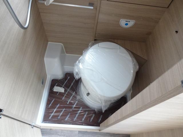 デュカト キャンピングカー　ローラーチーム　リビングストーンＫ２　バンコン　シンク　コンロ　ＤＣ冷蔵庫　トルマ燃料式ＦＦヒーター＆温水ボイラー　カセットトイレ　シャワー　ＤＣエアコン　バックカメラ　電動ステップ　レミスシェード　クルーズコントロール（17枚目）