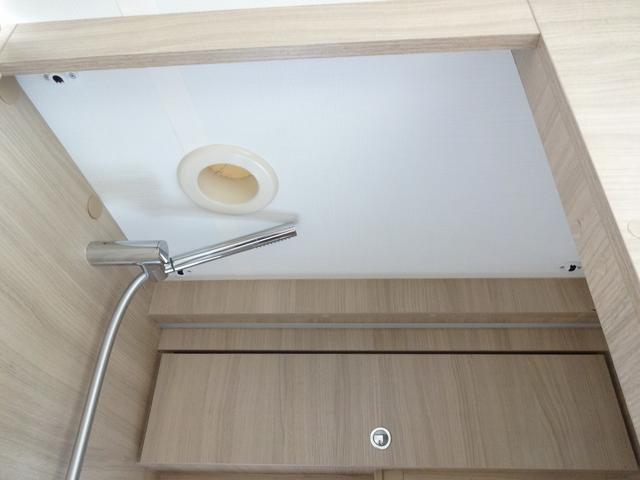 デュカト キャンピングカー　ローラーチーム　リビングストーンＫ２　バンコン　シンク　コンロ　ＤＣ冷蔵庫　トルマ燃料式ＦＦヒーター＆温水ボイラー　カセットトイレ　シャワー　ＤＣエアコン　バックカメラ　電動ステップ　レミスシェード　クルーズコントロール（18枚目）