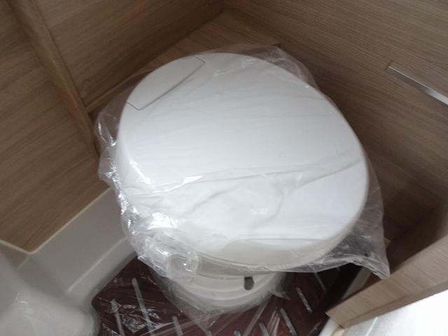 デュカト キャンピングカー　ローラーチーム　リビングストーンＫ２　バンコン　シンク　コンロ　ＤＣ冷蔵庫　トルマ燃料式ＦＦヒーター＆温水ボイラー　カセットトイレ　シャワー　ＤＣエアコン　バックカメラ　電動ステップ　レミスシェード　クルーズコントロール（19枚目）