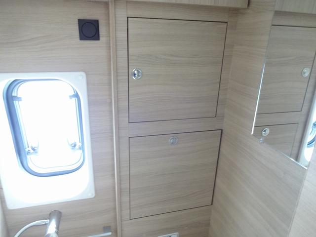 デュカト キャンピングカー　ローラーチーム　リビングストーンＫ２　バンコン　シンク　コンロ　ＤＣ冷蔵庫　トルマ燃料式ＦＦヒーター＆温水ボイラー　カセットトイレ　シャワー　ＤＣエアコン　バックカメラ　電動ステップ　レミスシェード　クルーズコントロール（20枚目）