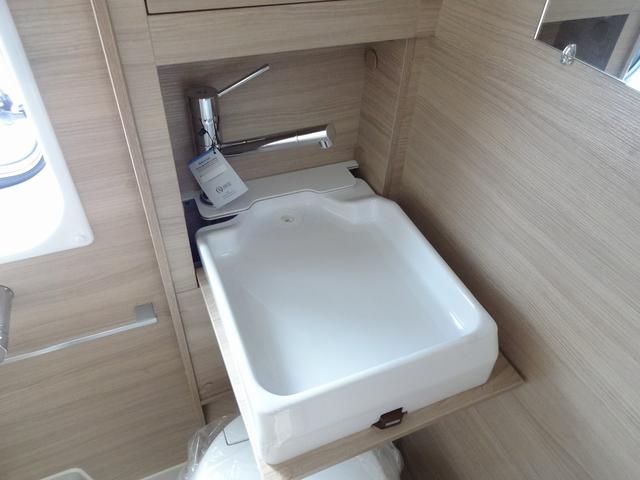 デュカト キャンピングカー　ローラーチーム　リビングストーンＫ２　バンコン　シンク　コンロ　ＤＣ冷蔵庫　トルマ燃料式ＦＦヒーター＆温水ボイラー　カセットトイレ　シャワー　ＤＣエアコン　バックカメラ　電動ステップ　レミスシェード　クルーズコントロール（21枚目）