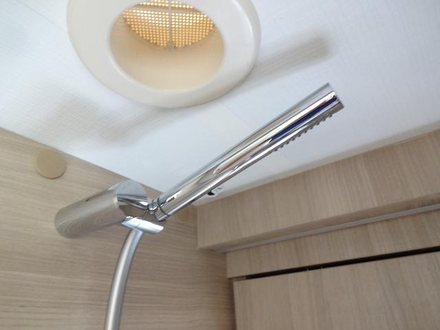 デュカト キャンピングカー　ローラーチーム　リビングストーンＫ２　バンコン　シンク　コンロ　ＤＣ冷蔵庫　トルマ燃料式ＦＦヒーター＆温水ボイラー　カセットトイレ　シャワー　ＤＣエアコン　バックカメラ　電動ステップ　レミスシェード　クルーズコントロール（24枚目）