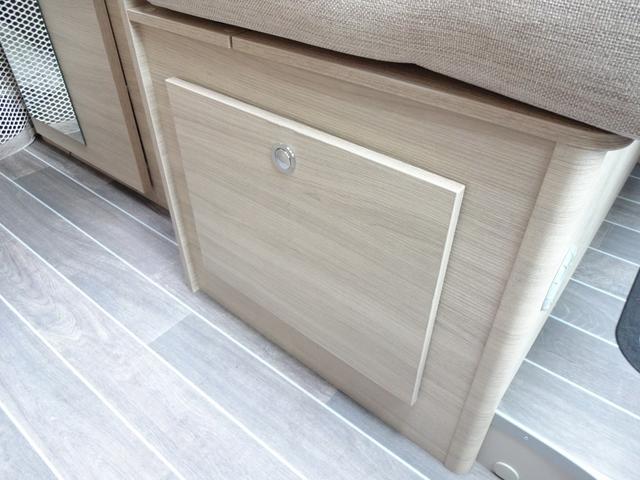 デュカト キャンピングカー　ローラーチーム　リビングストーンＫ２　バンコン　シンク　コンロ　ＤＣ冷蔵庫　トルマ燃料式ＦＦヒーター＆温水ボイラー　カセットトイレ　シャワー　ＤＣエアコン　バックカメラ　電動ステップ　レミスシェード　クルーズコントロール（27枚目）