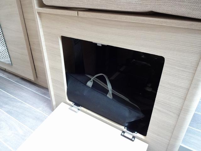 デュカト キャンピングカー　ローラーチーム　リビングストーンＫ２　バンコン　シンク　コンロ　ＤＣ冷蔵庫　トルマ燃料式ＦＦヒーター＆温水ボイラー　カセットトイレ　シャワー　ＤＣエアコン　バックカメラ　電動ステップ　レミスシェード　クルーズコントロール（28枚目）