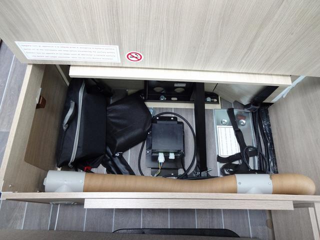 デュカト キャンピングカー　ローラーチーム　リビングストーンＫ２　バンコン　シンク　コンロ　ＤＣ冷蔵庫　トルマ燃料式ＦＦヒーター＆温水ボイラー　カセットトイレ　シャワー　ＤＣエアコン　バックカメラ　電動ステップ　レミスシェード　クルーズコントロール（29枚目）