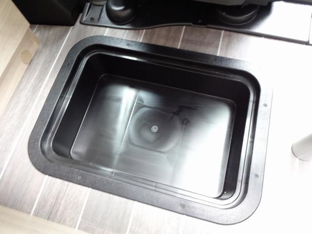 デュカト キャンピングカー　ローラーチーム　リビングストーンＫ２　バンコン　シンク　コンロ　ＤＣ冷蔵庫　トルマ燃料式ＦＦヒーター＆温水ボイラー　カセットトイレ　シャワー　ＤＣエアコン　バックカメラ　電動ステップ　レミスシェード　クルーズコントロール（32枚目）