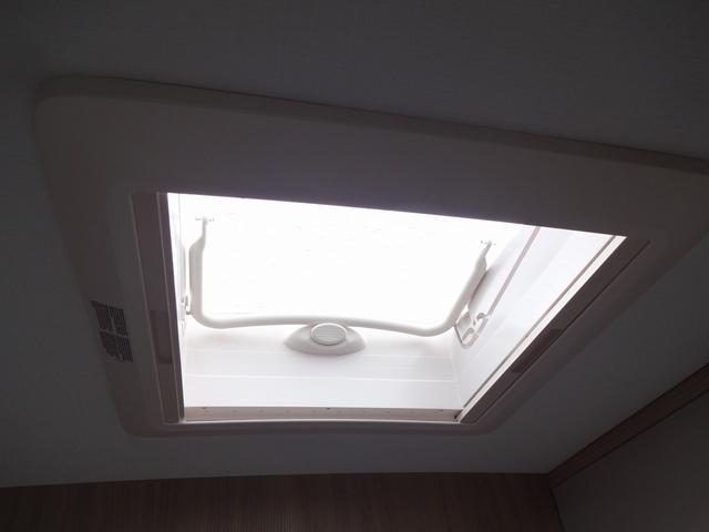 デュカト キャンピングカー　ローラーチーム　リビングストーンＫ２　バンコン　シンク　コンロ　ＤＣ冷蔵庫　トルマ燃料式ＦＦヒーター＆温水ボイラー　カセットトイレ　シャワー　ＤＣエアコン　バックカメラ　電動ステップ　レミスシェード　クルーズコントロール（37枚目）