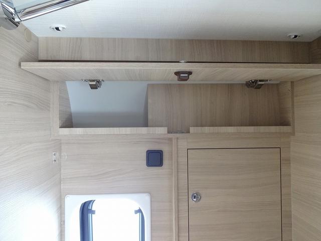 デュカト キャンピングカー　ローラーチーム　リビングストーンＫ２　バンコン　シンク　コンロ　ＤＣ冷蔵庫　給排水タンク　燃料式温水ボイラー＆ＦＦヒーター　シャワー　トイレ　電動ステップ　スカイルーフバンフロントウィンドウ　バックカメラ　レミスシェード　ＤＣエアコン（64枚目）