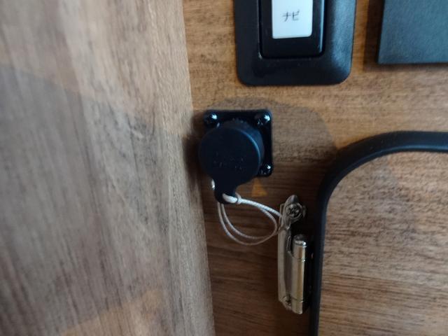 ハイエースワゴン キャンピングカー　ＦＯＣＳ　ＤＳ－Ｆ　バンコン　シンク　ＤＣ冷蔵庫　べバスト製ＦＦヒーター　シングルサブバッテリー　走行充電　外部充電　外部電源　内部電源　電子レンジ　走行時リアクーラー・リアヒーター　給排水タンク１０Ｌ　マックスファン（27枚目）