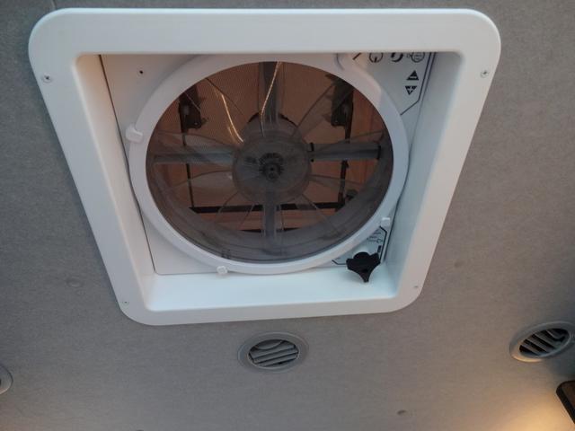 ハイエースワゴン キャンピングカー　ＦＯＣＳ　ＤＳ－Ｆ　バンコン　シンク　ＤＣ冷蔵庫　べバスト製ＦＦヒーター　シングルサブバッテリー　走行充電　外部充電　外部電源　内部電源　電子レンジ　走行時リアクーラー・リアヒーター　給排水タンク１０Ｌ　マックスファン（32枚目）