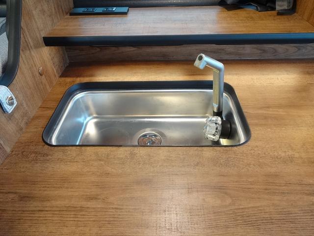 ハイエースワゴン キャンピングカー　ＦＯＣＳ　ＤＳ－Ｆ　バンコン　シンク　ＤＣ冷蔵庫　べバスト製ＦＦヒーター　シングルサブバッテリー　走行充電　外部充電　外部電源　内部電源　電子レンジ　走行時リアクーラー・リアヒーター　給排水タンク１０Ｌ　マックスファン（35枚目）