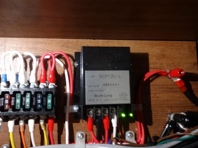 ハイエースワゴン キャンピングカー　ＦＯＣＳ　ＤＳ－Ｆ　バンコン　シンク　ＤＣ冷蔵庫　べバスト製ＦＦヒーター　シングルサブバッテリー　走行充電　外部充電　外部電源　内部電源　電子レンジ　走行時リアクーラー・リアヒーター　給排水タンク１０Ｌ　マックスファン（40枚目）