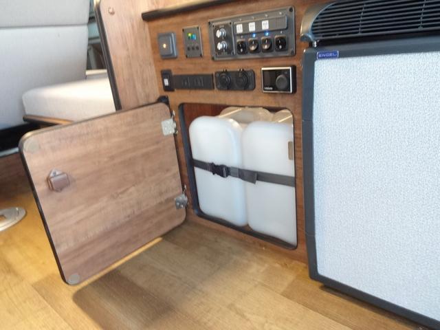 ハイエースワゴン キャンピングカー　ＦＯＣＳ　ＤＳ－Ｆ　バンコン　シンク　ＤＣ冷蔵庫　べバスト製ＦＦヒーター　シングルサブバッテリー　走行充電　外部充電　外部電源　内部電源　電子レンジ　走行時リアクーラー・リアヒーター　給排水タンク１０Ｌ　マックスファン（44枚目）