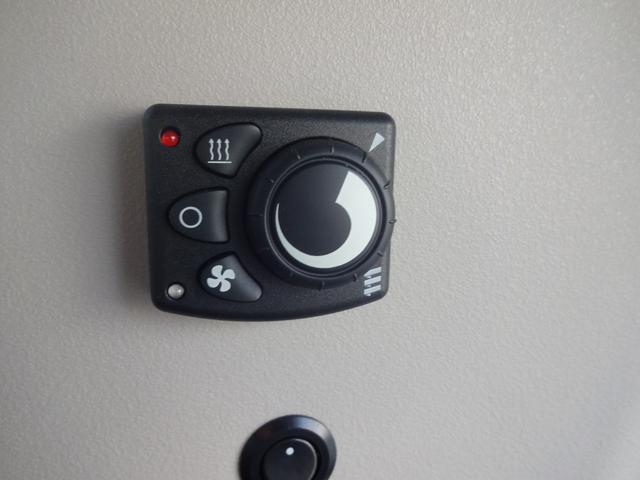 フリード＋ キャンピングカー　ホワイトハウス　フリースタイル　バンコン　エバスペヒャー製ＦＦヒーター　シングルサブバッテリー　走行充電　外部電源　外部充電　ホンダセンシング　リア両側パワースライドドア　フロントシートシートヒーター　ポップアップルーフ（26枚目）