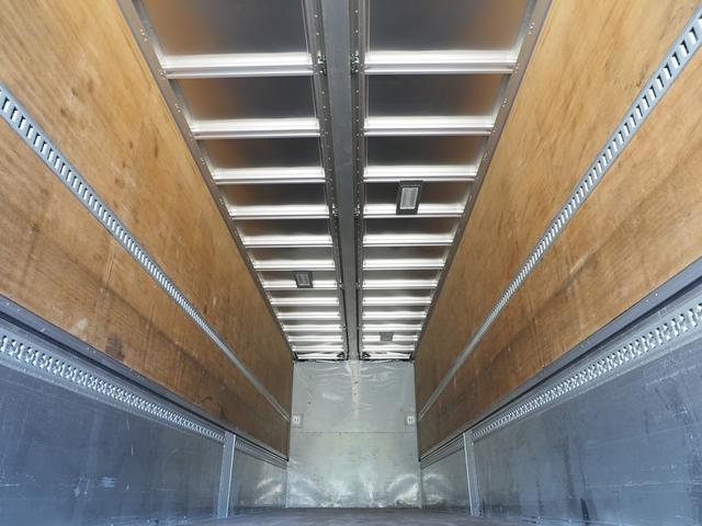 ギガ 　７速マニュアル　積載１３．７トン　アルミウイング車（4枚目）