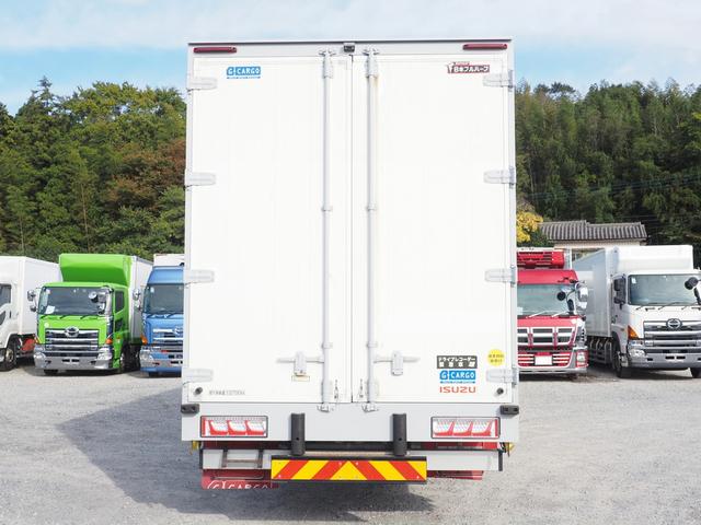 ギガ 　７速マニュアル　積載１３．７トン　アルミウイング車（8枚目）