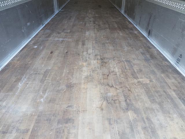 ギガ 　７速マニュアル　積載１３．７トン　アルミウイング車（12枚目）