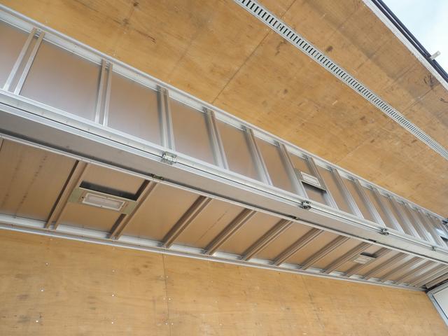 ギガ 　７速マニュアル　積載１３．７トン　アルミウイング車（13枚目）