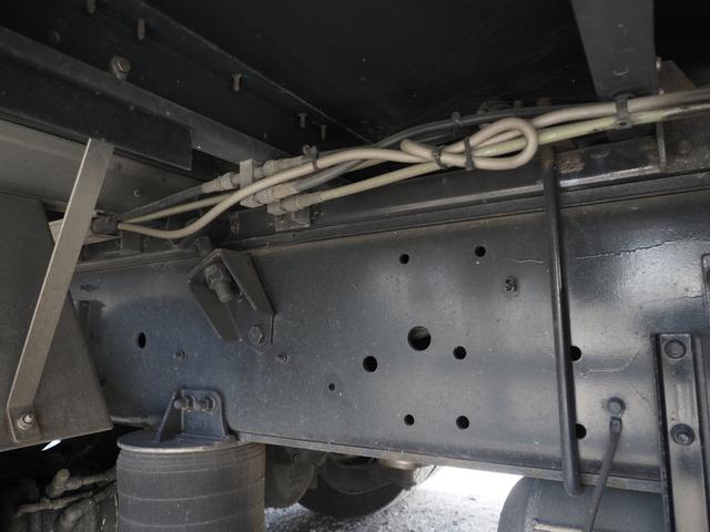 ギガ 　７速マニュアル　積載１３．７トン　アルミウイング車（25枚目）