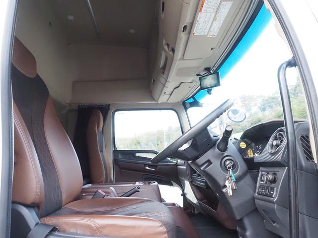 ヒノレンジャー 車検付 融雪仕様 7200ボデー 格納ゲート付 エアサス 積載6.4トン ハイルーフ ベッド付 フルワイド(4枚目)