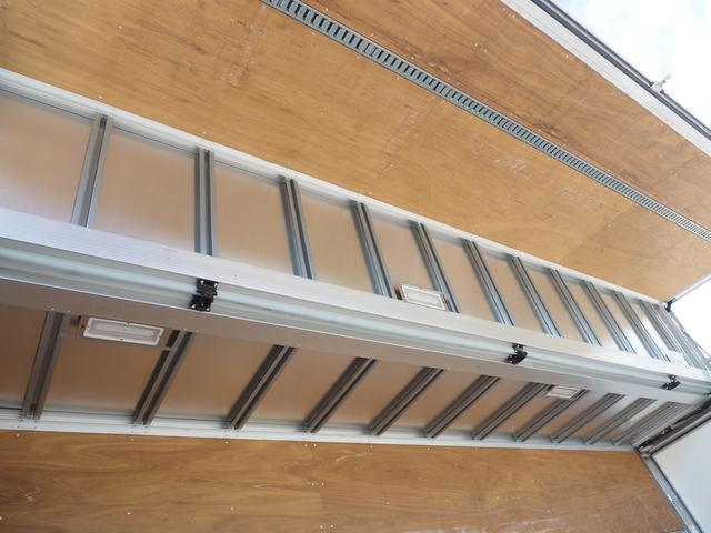 ヒノレンジャー 車検付 融雪仕様 7200ボデー 格納ゲート付 エアサス 積載6.4トン ハイルーフ ベッド付 フルワイド(17枚目)