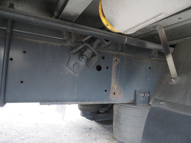 プロフィア 　積載１３．４トン　４軸低床　アルミウイング（23枚目）