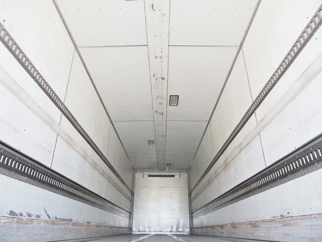 ギガ 　低温設定　７速マニュアル　ジョロダー４列　４軸低床　冷凍ウィング（3枚目）