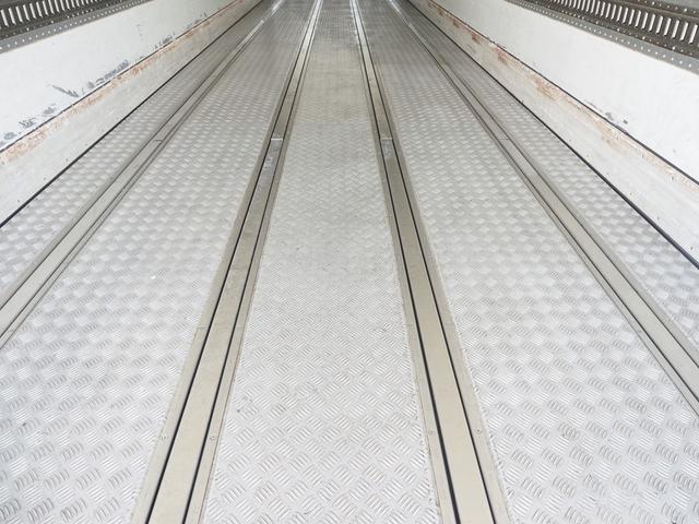 ギガ 　低温設定　７速マニュアル　ジョロダー４列　４軸低床　冷凍ウィング（13枚目）