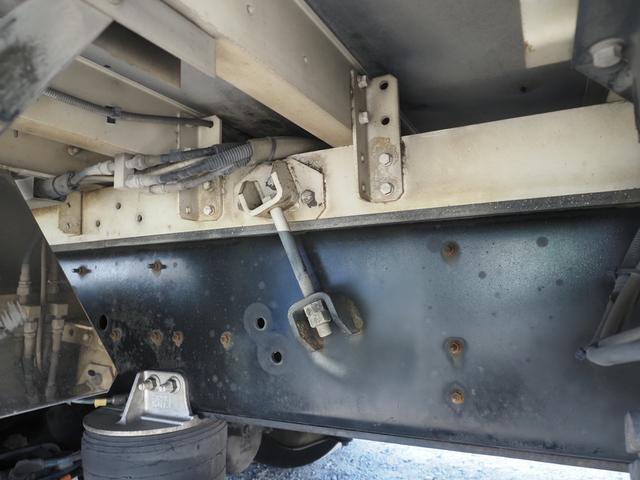 ギガ 　低温設定　７速マニュアル　ジョロダー４列　４軸低床　冷凍ウィング（24枚目）