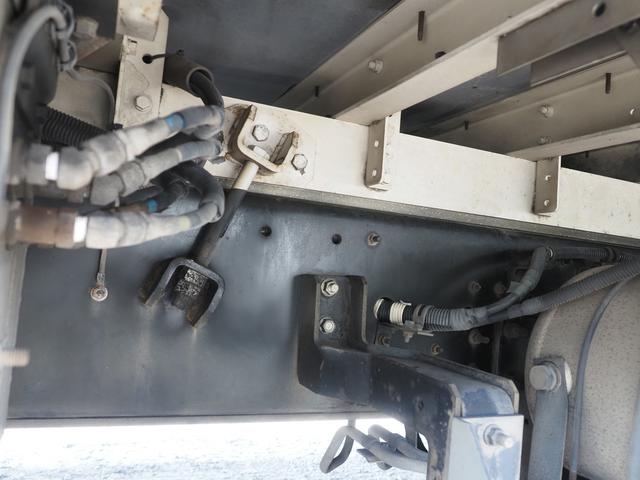 ギガ 　低温設定　７速マニュアル　ジョロダー４列　４軸低床　冷凍ウィング（26枚目）