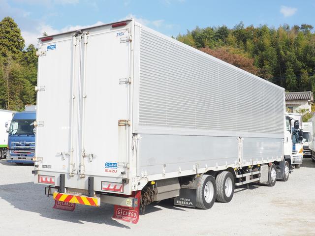 ギガ 　７速マニュアル　積載１３．６トン　４軸低床　アルミウィング（2枚目）