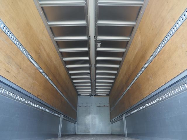 ギガ 　７速マニュアル　積載１３．６トン　４軸低床　アルミウィング（3枚目）