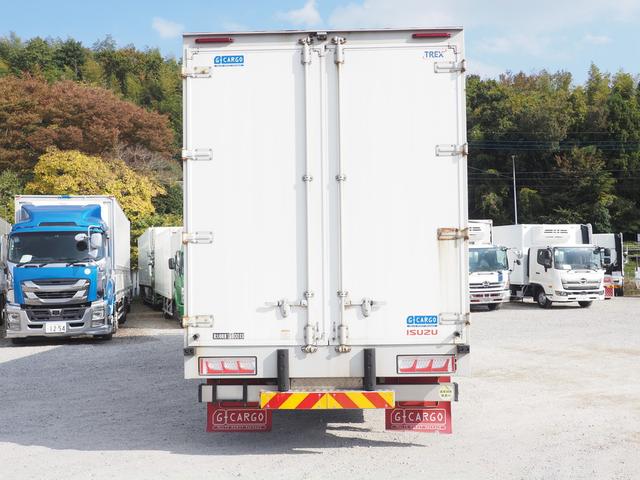 ギガ 　７速マニュアル　積載１３．６トン　４軸低床　アルミウィング（8枚目）