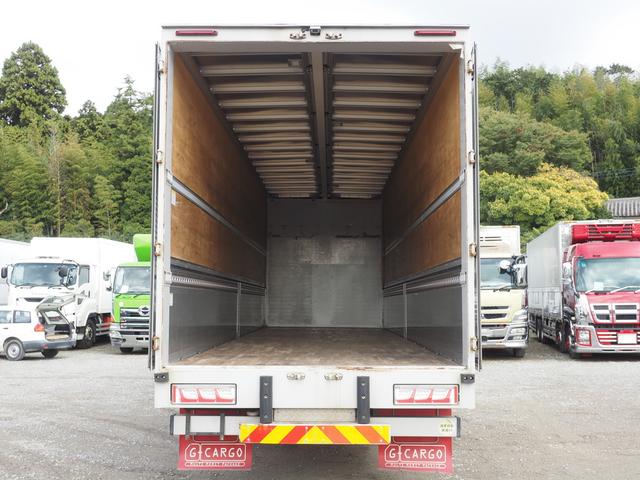 ギガ 　７速マニュアル　積載１３．６トン　４軸低床　アルミウィング（9枚目）