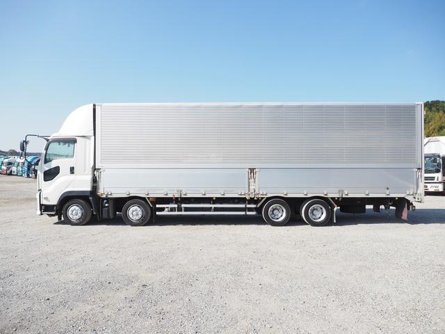 ギガ 　７速マニュアル　積載１３．６トン　４軸低床　アルミウィング（11枚目）