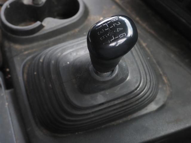 ギガ 　７速マニュアル　積載１３．６トン　４軸低床　アルミウィング（13枚目）