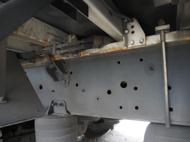 ギガ 　７速マニュアル　積載１３．６トン　４軸低床　アルミウィング（25枚目）