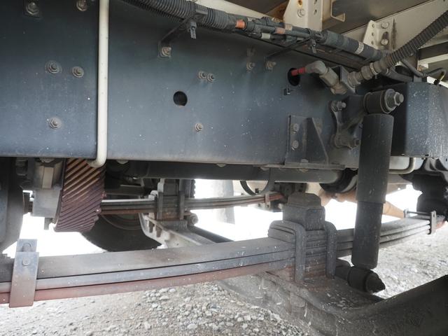 ギガ 　７速マニュアル　積載１３．６トン　４軸低床　アルミウィング（28枚目）