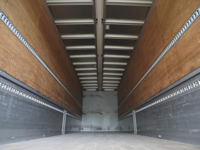 ギガ 　融雪仕様　７速マニュアル　積載１３．５トン　ハイルーフ　４軸低床　アルミウイング（3枚目）