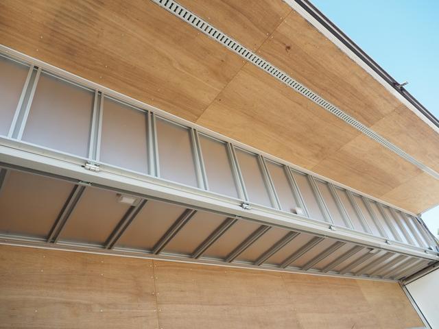 ギガ 　融雪仕様　７速マニュアル　積載１３．５トン　ハイルーフ　４軸低床　アルミウイング（13枚目）