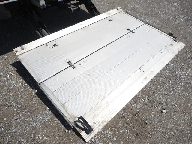 フォワード 　格納ゲート付　フルワイド　中温設定　ベッド付　冷凍ウィング車（12枚目）