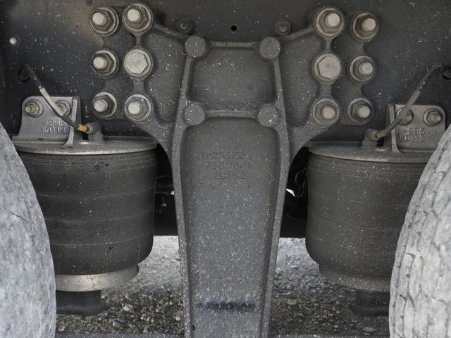 ギガ 　ハイルーフ　積載１３．５トン　メッキ付　アルミウイング車（23枚目）