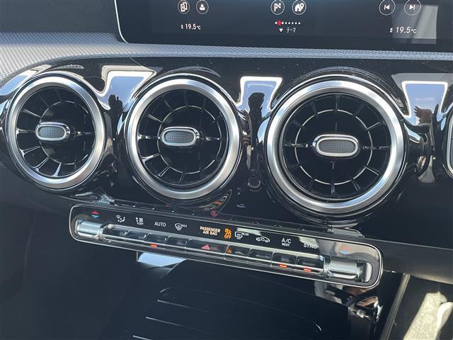 Ａクラス Ａ２００ｄ　ＡＭＧライン　ワイヤレス充電　ＲＳＰ　純正ドライブレコーダー　シートヒーター　パワーシート　純正ＨＤＤナビ　バックカメラ　地デジ　Ｂｌｕｅｔｏｏｔｈ　純正１８インチＡＷ　コーナーセンサー（16枚目）