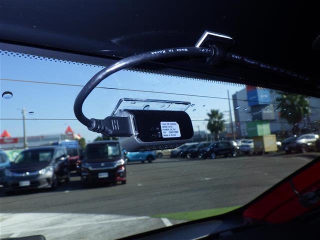 【ドライブレコーダー】映像・音声などの運転中の記録を残します。事故などを起こした起こされた時の証拠になりえますので、もしも時でも安心ですね。