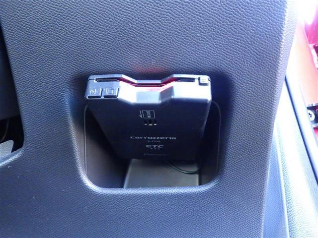 【ＥＴＣ】有料道路を利用する際に料金所で停止することなく通過できる、ＥＴＣ車載器（ノンストップ自動料金収受システム機器）が装備されています。セットアップを行うことで利用可能になります。