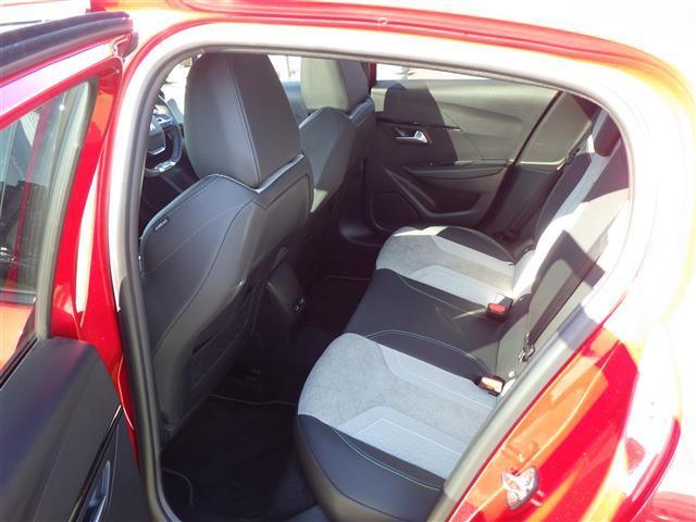 【後部座席】後席もゆったりドライブを楽しめます。内外装はプロこだわりのクリーニングで清潔なおクルマでご納車させていただきます！店舗での現車確認も承っています！