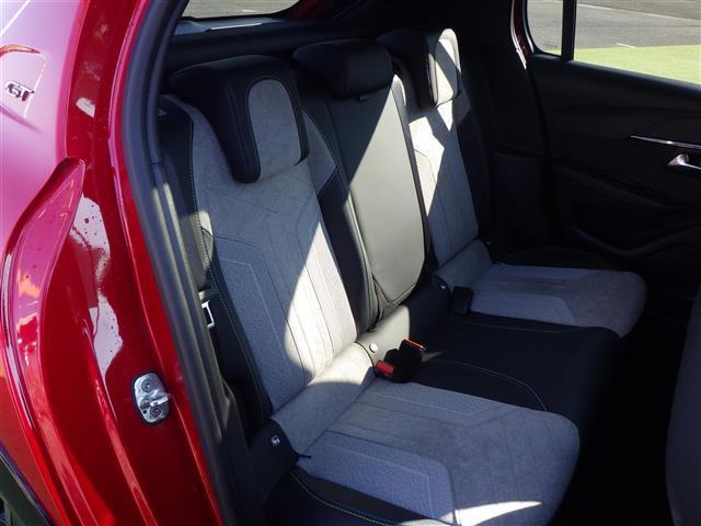【後部座席】後席もゆったりドライブを楽しめます。内外装はプロこだわりのクリーニングで清潔なおクルマでご納車させていただきます！店舗での現車確認も承っています！